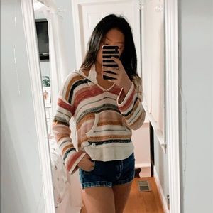 Billabong pullover with hoodie and pocket